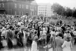 Przeniesienie krzyża na plac budowy 1981 – zdjęcie 1 z 31