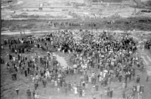 Przeniesienie krzyża na plac budowy 1981 – zdjęcie 10 z 31