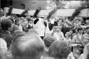 Przeniesienie krzyża na plac budowy 1981 – zdjęcie 14 z 31