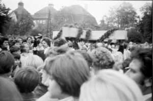 Przeniesienie krzyża na plac budowy 1981 – zdjęcie 17 z 31