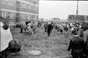Przeniesienie krzyża na plac budowy 1981 – zdjęcie 19 z 31