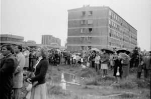 Przeniesienie krzyża na plac budowy 1981 – zdjęcie 2 z 31
