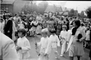 Przeniesienie krzyża na plac budowy 1981 – zdjęcie 22 z 31