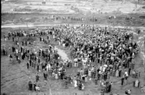Przeniesienie krzyża na plac budowy 1981 – zdjęcie 23 z 31