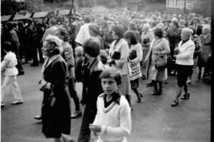 Przeniesienie krzyża na plac budowy 1981 – zdjęcie 24 z 31