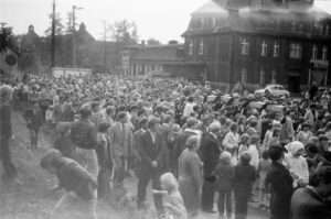 Przeniesienie krzyża na plac budowy 1981 – zdjęcie 25 z 31