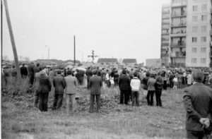 Przeniesienie krzyża na plac budowy 1981 – zdjęcie 26 z 31