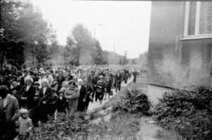 Przeniesienie krzyża na plac budowy 1981 – zdjęcie 28 z 31