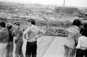 Przeniesienie krzyża na plac budowy 1981 – zdjęcie 3 z 31