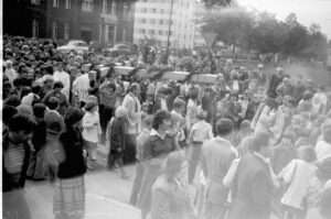 Przeniesienie krzyża na plac budowy 1981 – zdjęcie 30 z 31