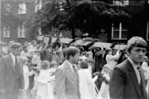 Przeniesienie krzyża na plac budowy 1981 – zdjęcie 5 z 31