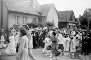 Przeniesienie krzyża na plac budowy 1981 – zdjęcie 6 z 31