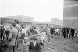 Przeniesienie krzyża na plac budowy 1981 – zdjęcie 7 z 31