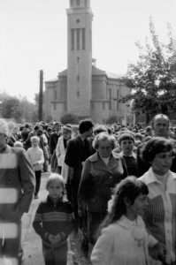 Przeniesienie krzyża na plac budowy 1981 – zdjęcie 9 z 31
